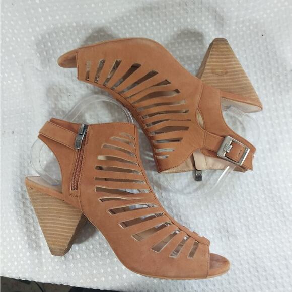 VINCE CAMUTO! FAWN BEIGE/TAN VEGAN SUEDE LEATHER LADDER FRONT HEELS! SZ 10M - Picture 7 of 11
